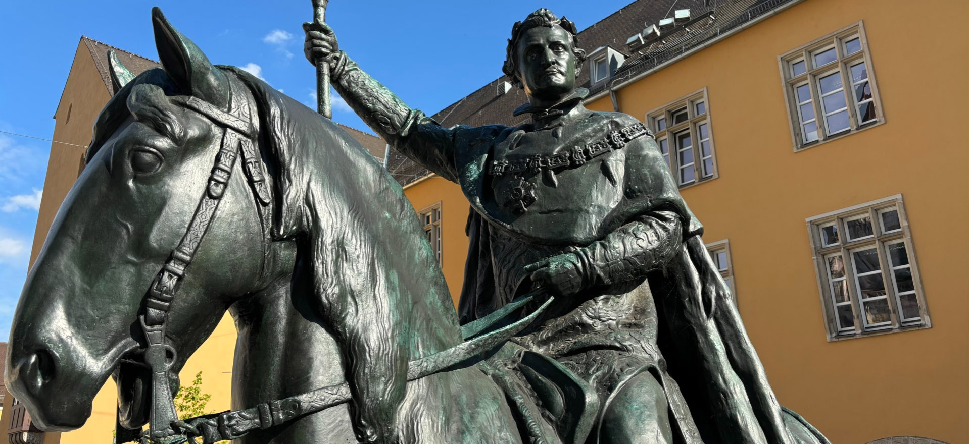 Die König Ludwig I. Statue vor dem Regensburger Dom
