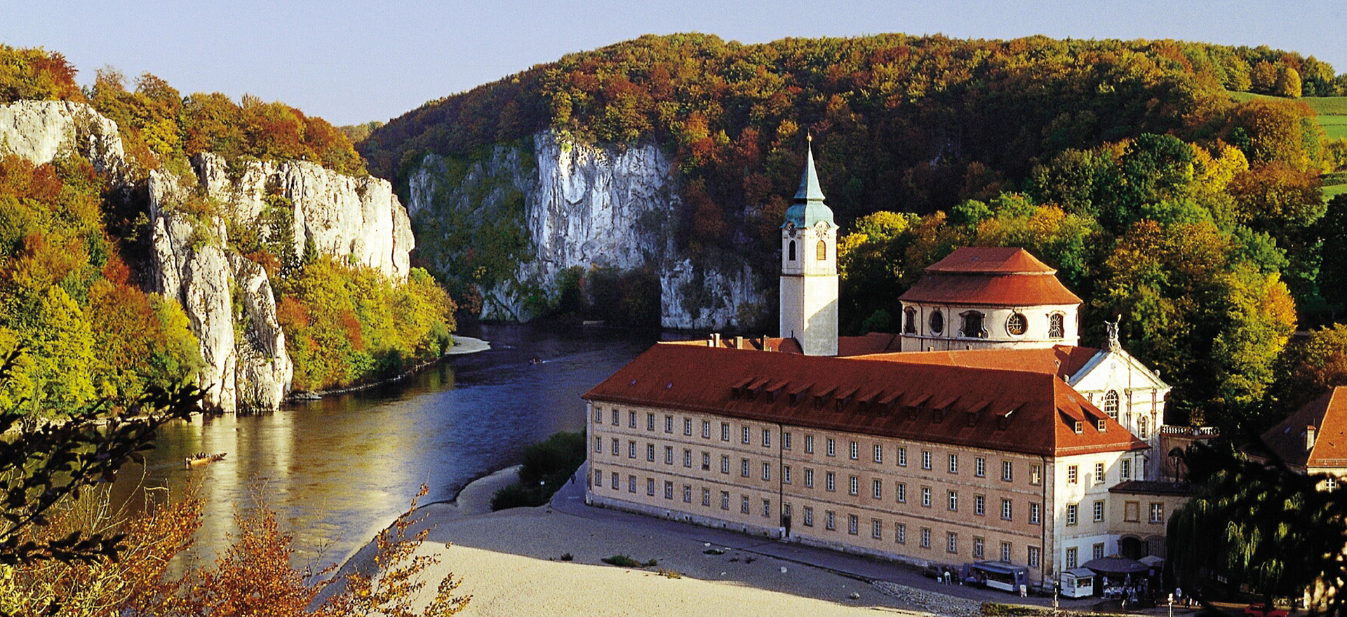 Das Kloster Weltenburg mit dem Donaudurchbruch bei Kelheim